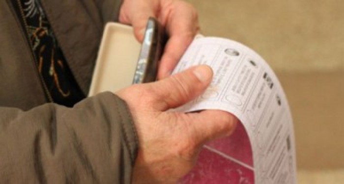 În ziua scrutinului parlamentar, tot mai multe persoane fotografiază buletinele de vot și le plasează pe diverse rețele de socializare.