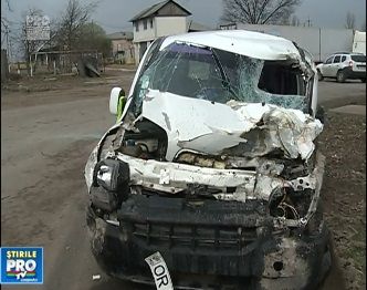 Trei oameni au scapat teferi dupa ce Fiat-ul in care se aflau a intrat intr-o autocisterna la o curba din Straseni. 