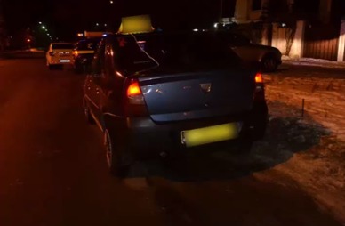 Водитель такси сообщил, что на него напали двое мужчин, севших в машину в качестве клиентов.