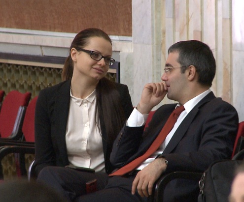 Sergiu Sîrbu are cu cine să-și petreacă pauzele care au loc în Parlament. 