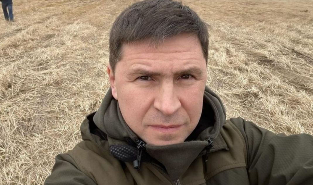 Подоляк призвал ускорить передачу ПВО из-за массированных ракетных обстрелов.