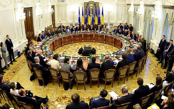 Порошенко назвал визит в Киев Североатлантического совета НАТО во главе с генеральным секретарем альянса Йенсом Столтенбергом символическим.