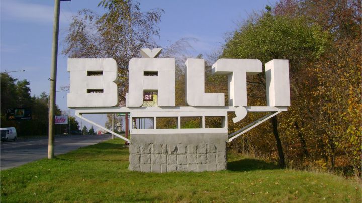 Trăiesc în centrul oraşului, dar nu au drumuri. Este vorba despre locuitorii de pe strada Grigore Vieru din Bălţi, pentru care ploile sunt adevărate provocări.