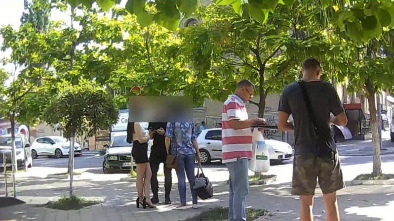 Doi proxeneţi, prinşi în flagrant: Traficau moldovence în România. Foto: Captură video