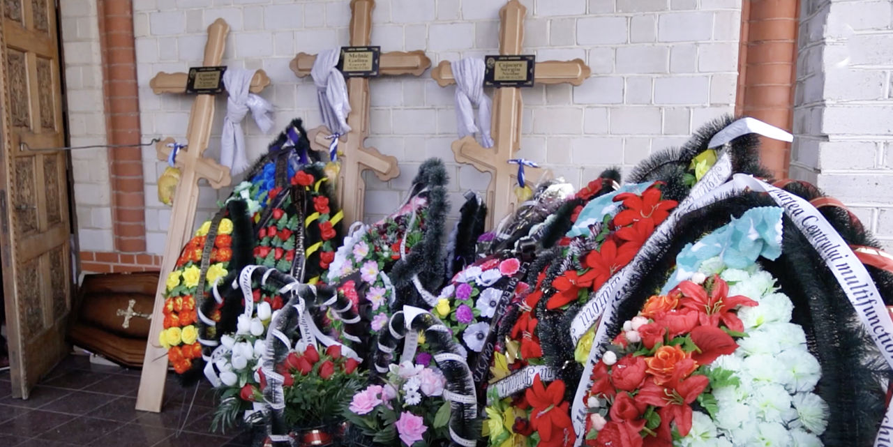 Полицейского, его жену и тещу, погибших в ДТП под Рышканами, проводили в последний путь.