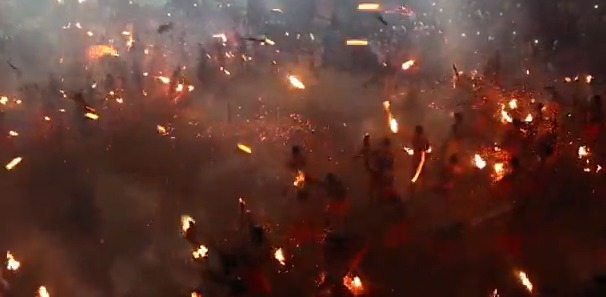 Индусы устроили перестрелку горящими факелами на "огненной битве" в Кейтиле.