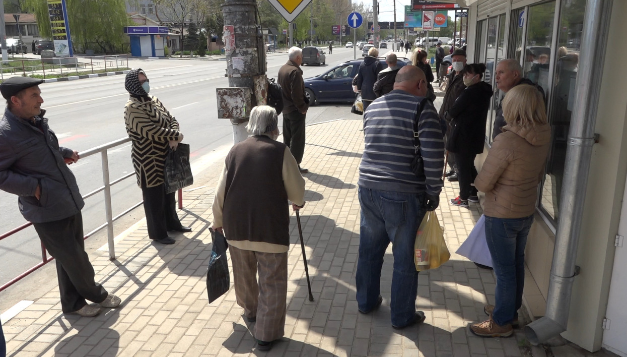 В Бельцах люди выстраиваются в очереди перед почтовыми отделениями.