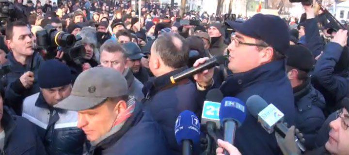 Усатый в КС : "Хватит терпеть решение карманных судов".