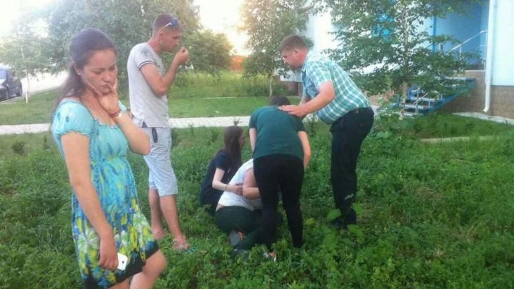 Мама малышей была занята на кухне. 