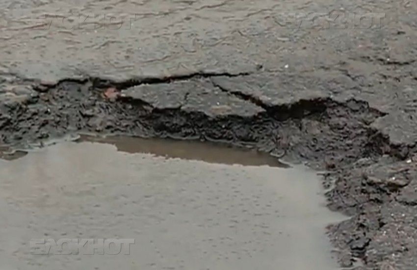 После таяния снега кишиневские дороги покрылись глубокими ямами.