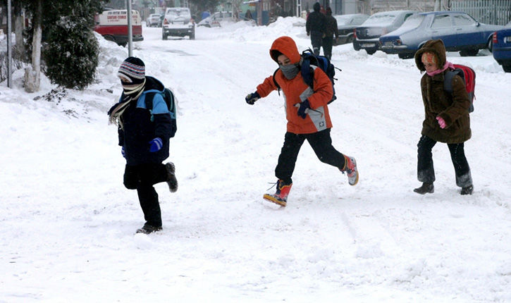 Ninge în Moldova: Zeci de şcoli şi grădiniţe şi-au sistat activitatea. Foto simbol: subversiv.info