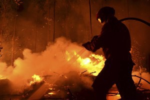 Un incendiu puternic a izbucnit în această dimineaţă pe strada Uzinelor numărul 78 din Capitală.