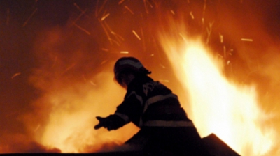  Un tânăr de 19 ani a ajuns în stare critică la spital după ce ar fi provocat un incendiu puternic la un restaurant din Capitală. 