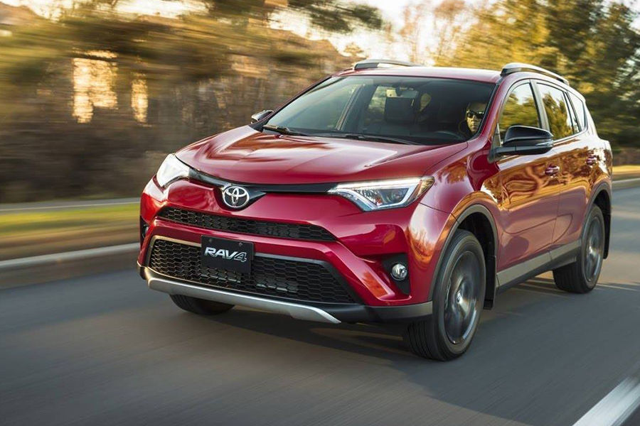 Toyota отозвала 1,85 млн внедорожников RAV4 из-за риска возгорания.