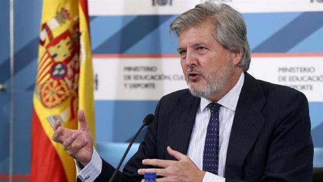 Madridul lansează un apel către liderul catalan, Carles Puigdemont.