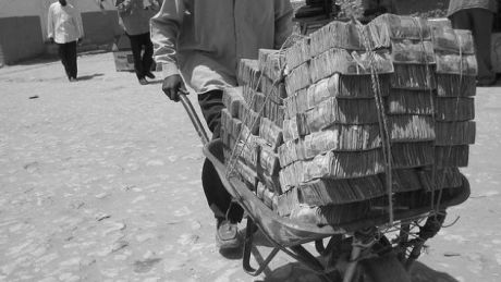 Din cauza inflaţiei, un dolar america valorează între 8.500 şi 9.000 de pyatisotke. Foto: rtv.net