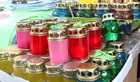 Prosoape, veselă, colaci şi dulciuri sunt printre produsele date de pomană de Paştele Blajinilor. Foto: dailymotion