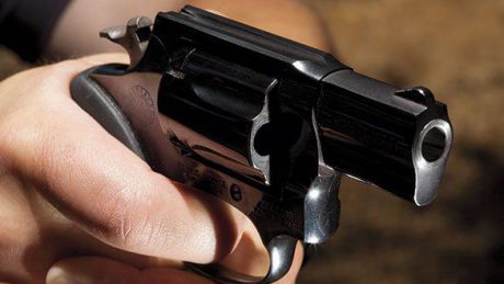 A scos pistolul pentru a apăra onoarea unei domnişoare necunoscute. Foto: evz.ro