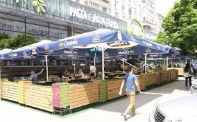 Primăria Capitalei mimează lupta cu terasele construite ilegal pe trotuare. Foto: adevarul.ro