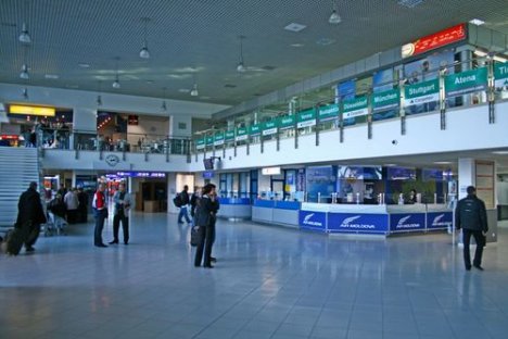 Пятеро сотрудников полиции кишиневского аэропорта осуждены за злоупотребление служебным положением. Фото: viza.md