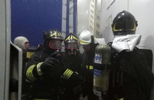 С огнём помогали бороться спасатели, сотрудники береговой охраны, полицейские и карабинеры.