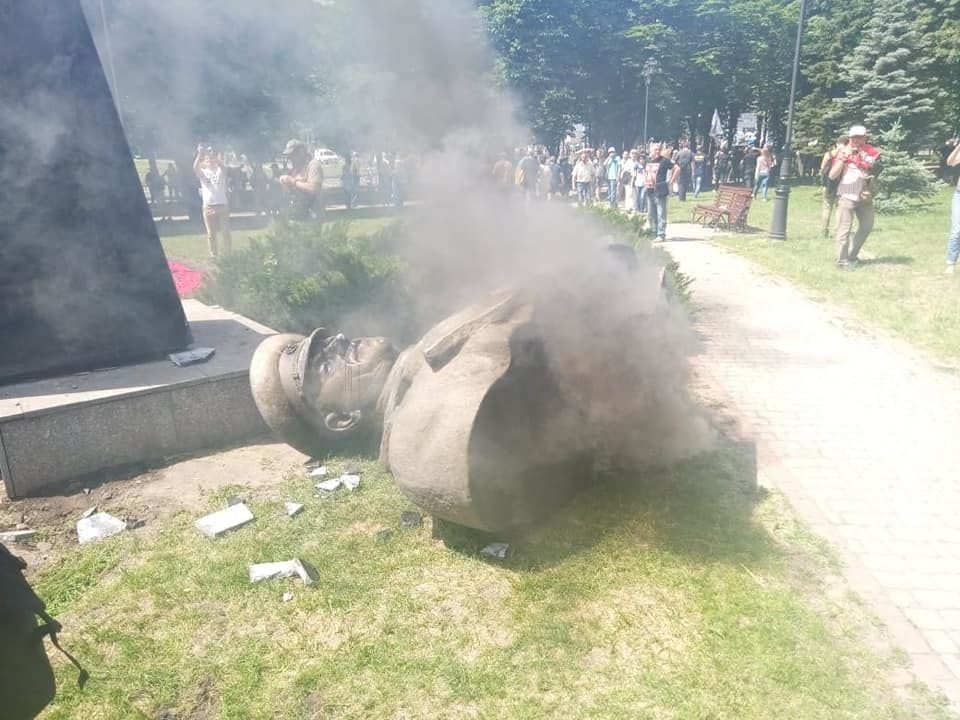 В Харькове националисты снесли бюст маршала Жукова.