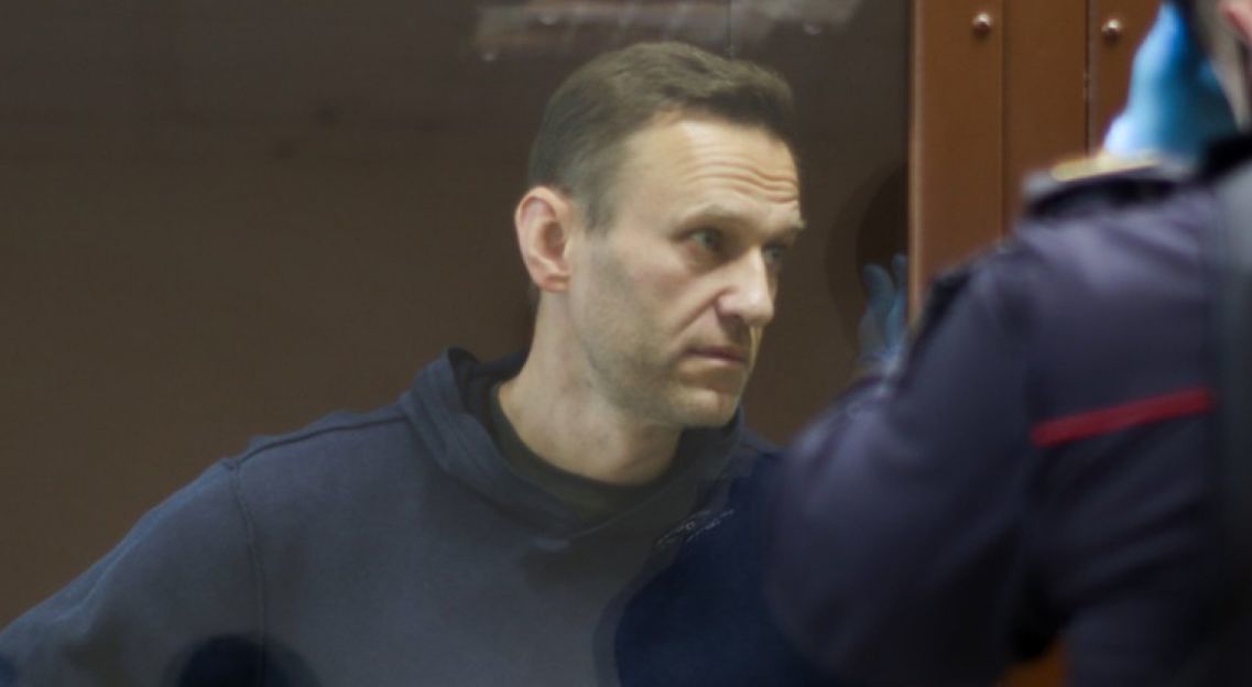 Навальный подал в суд: Адвокатам запретили брать на встречи телефоны.