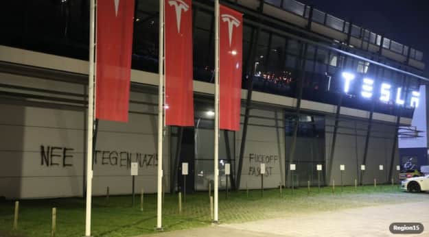 Автосалон Tesla в Гааге разрисовали свастиками.