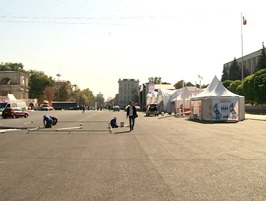 Pregatirile pentru ziua vinului au paralizat astazi capitala.