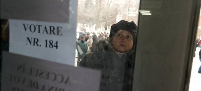 А в лицее Георге Асаки люди вообще ждали своей очереди по несколько часов.