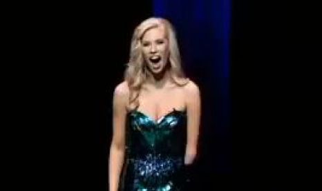  Câştigătoarea de anul acesta a titlului Miss Iowa din Statele Unite ale Americii se numeşte Nicole Kelly, are 23 de ani şi s-a născut fără mâna stângă, de la cot în jos.