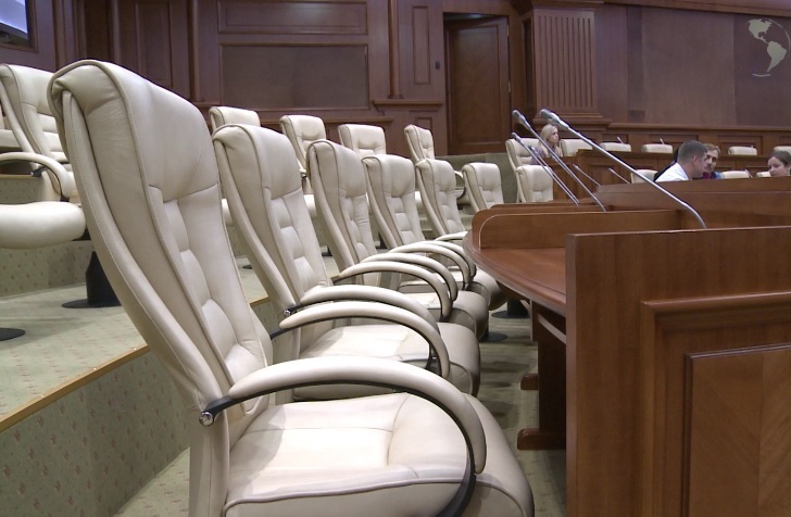 Deputaţii îşi vor relua activitatea în organele de lucru ale Parlamentului pe data de 5 septembrie 2014.