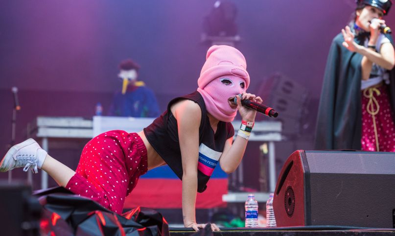 Pussy Riot призвали Макрона потребовать у Путина освобождения Сенцова.