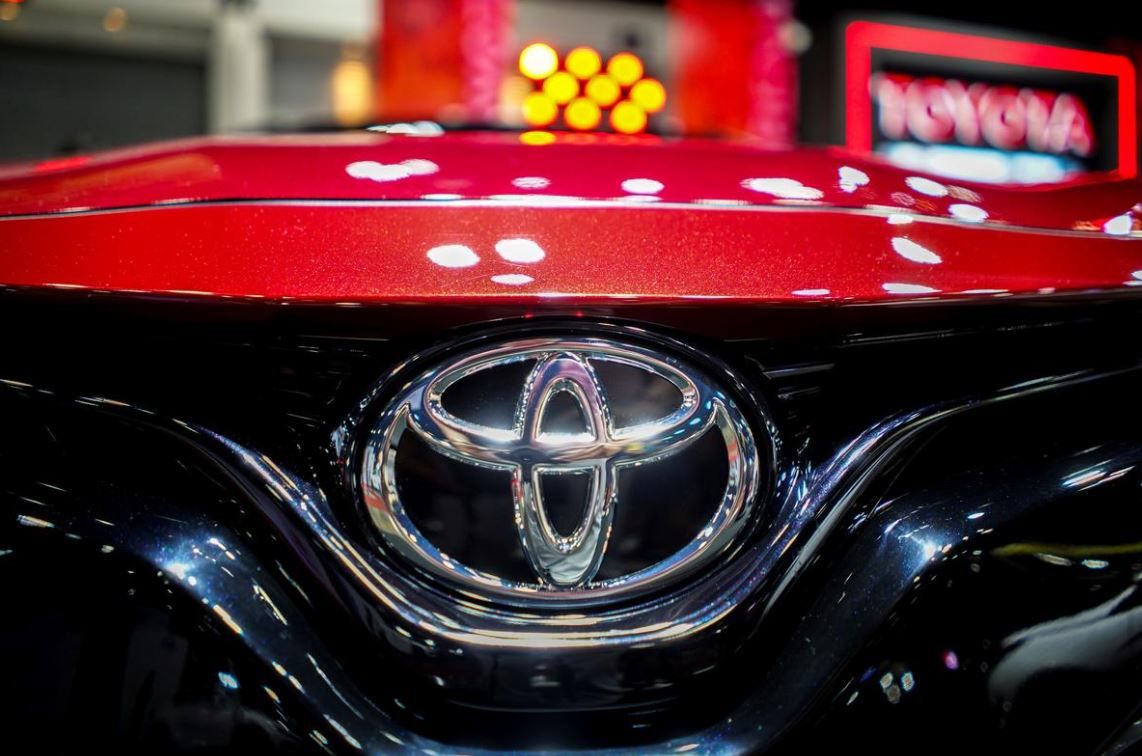 Toyota экспериментирует с электромобилем Prius на солнечных батареях.