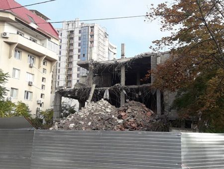 Хорошая новость в том, что одно из таких строений скоро исчезнет, а на его месте будет возведено новое.