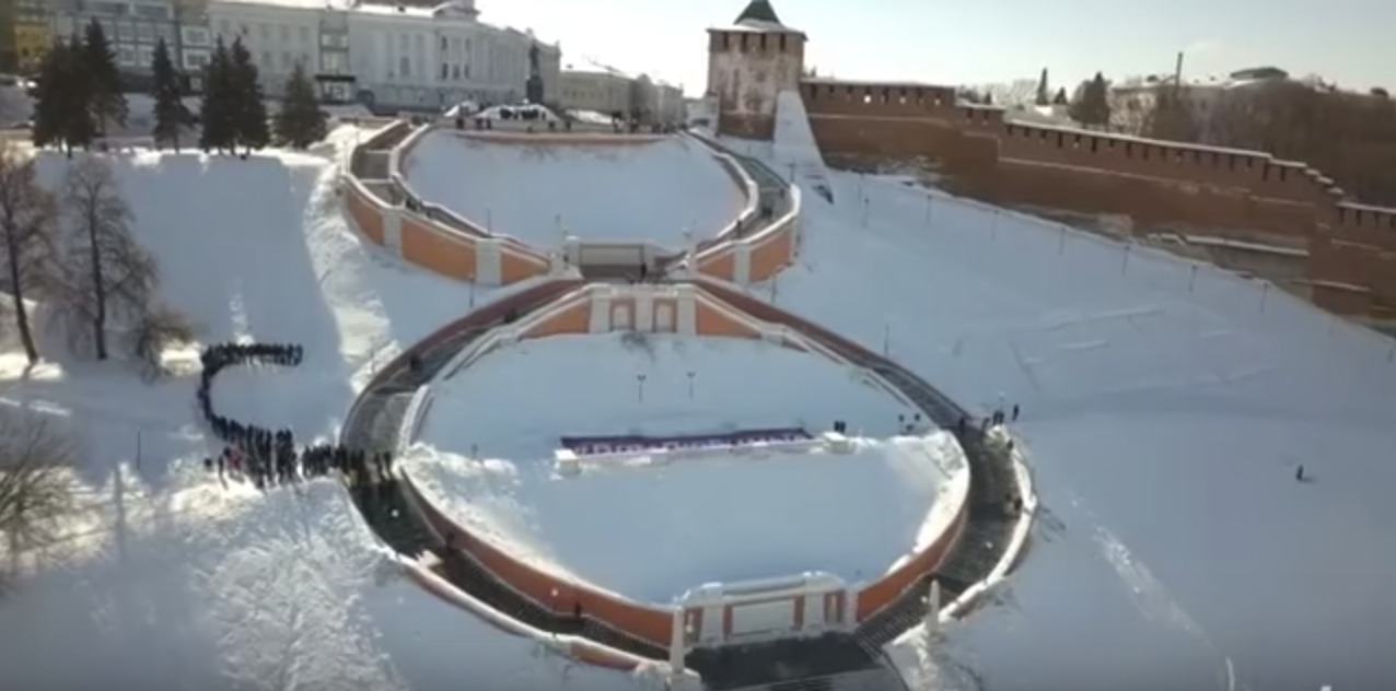 В Нижнем Новгороде мужчины установили рекорд, сделав надпись "С 8 Марта".
