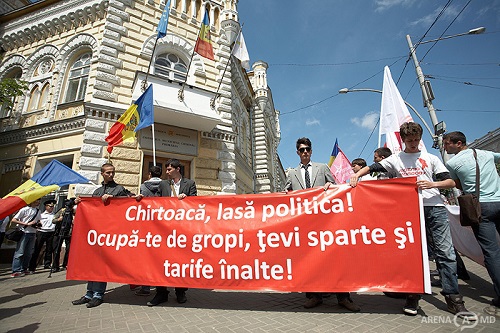 Несколько десятков сторонников и членов Партии социалистов Республики Молдова пикетировали сегодня здание столичной мэрии.