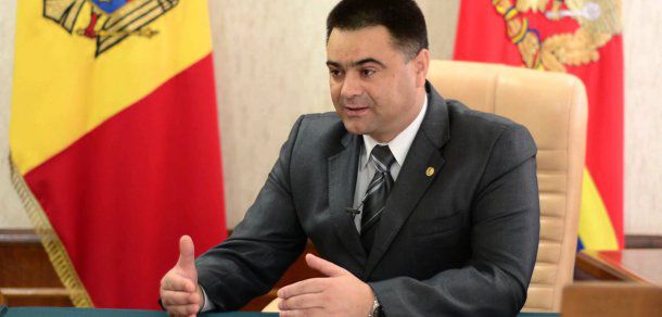 Fostul ministru al Apărării Vitalie Marinuţa candidează independent la funcţia de primar al satului său de baştină. Foto: ytimg.com