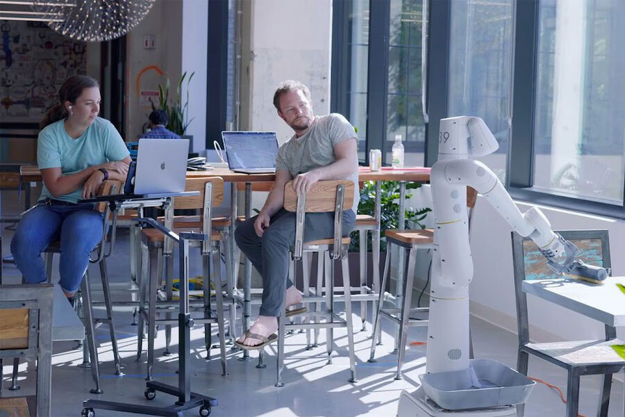 Google показала робота, способного подать человеку стакан воды по команде.