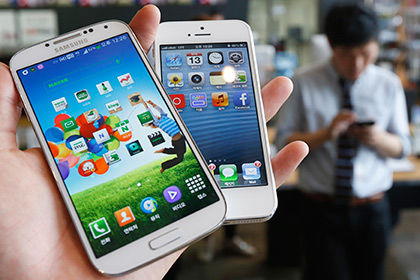 Смартфоны Galaxy S4 и iPhone 5.    Фото: Kim Hong-Ji / Reuters