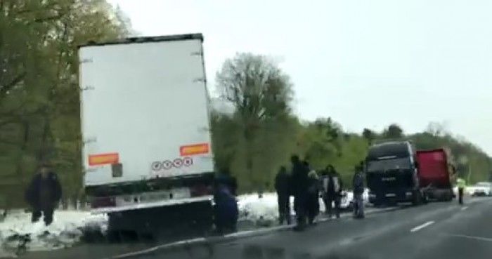 În urma impactului cu un TIR, camionul a ajuns în șanț.
