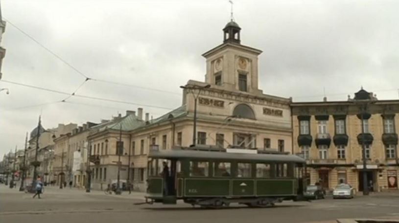 Получив все необходимые документы, Адамкевич добился эксклюзивного права ездить по городским улицам, наравне с муниципальными трамваями. фото: © Скриншот видео Die Welt