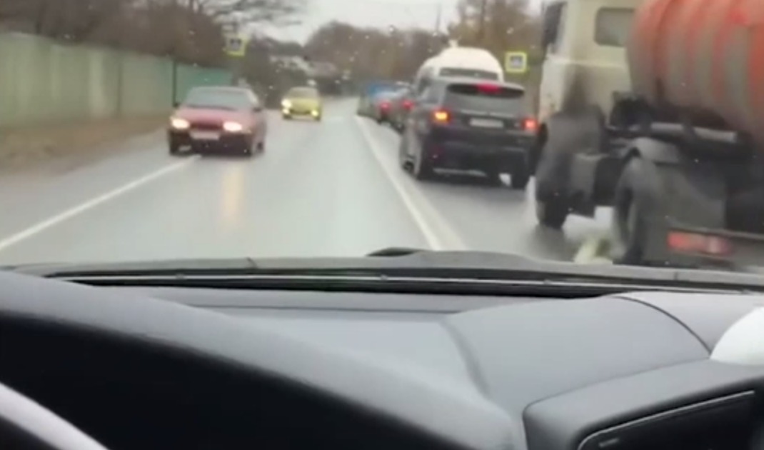Culmea tupeului: Circulă pe contrasens, forţându-i pe ceilalţi şoferi să iasă pe de carosabil