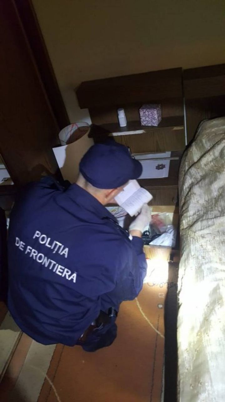 Двое мужчин задержаны по подозрению в торговле людьми.