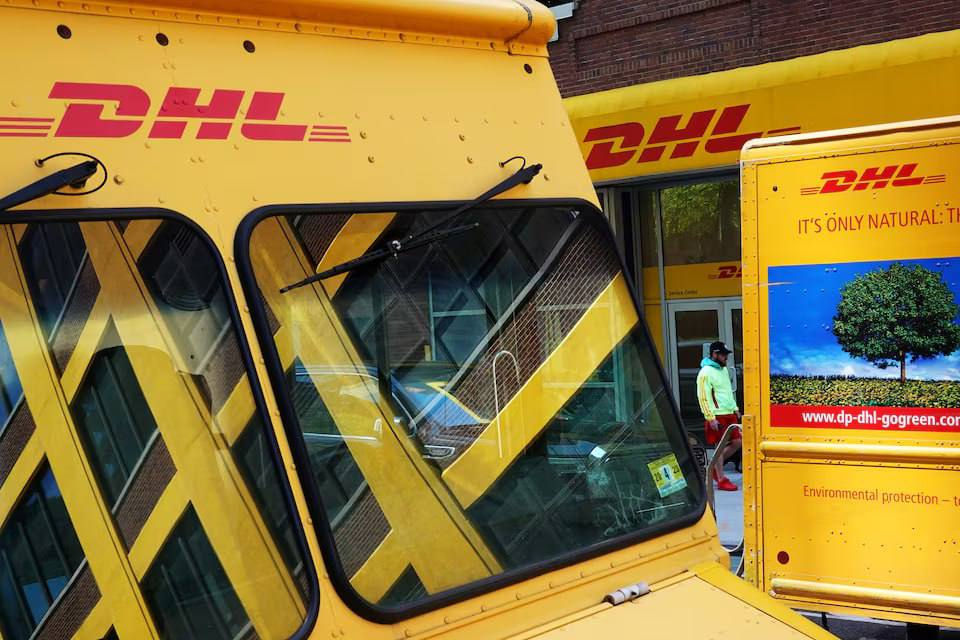 DHL временно прекращает отправку в США посылок стоимостью более 800 долларов.