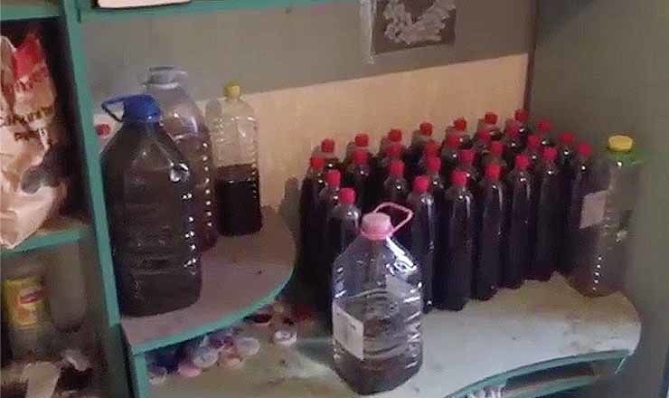 Băuturi alcoolice contrafăcute, depistate şi ridicate în cantităţi impunătoare. 