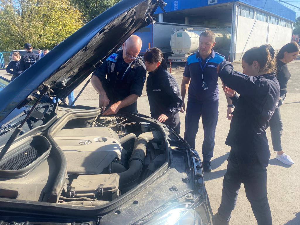 Инструкторы Frontex обучают силовиков Молдовы выявлению угнанных в Европе авто.