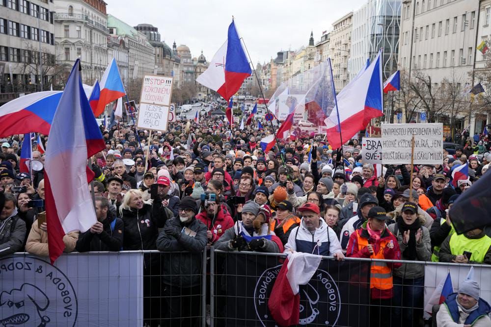 Тысячи людей вышли на протест в воскресенье в Праге.
