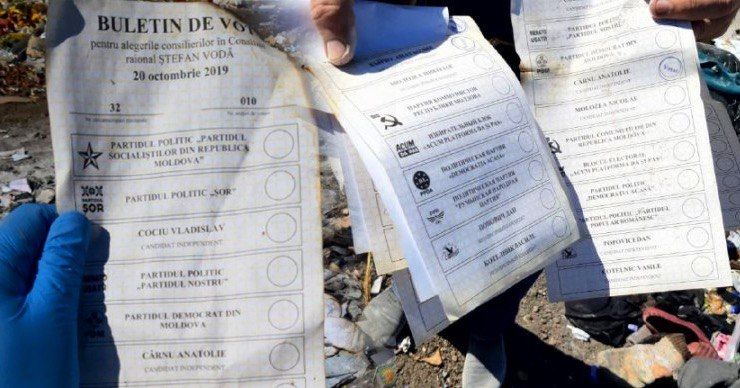 Сотни бюллетеней с печатью votat найдены на мусорке в Штефан-Водэ. Фото: Point.md.