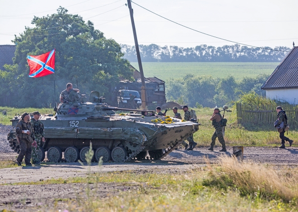 Пока неизвестно, стало ли это результатом обстрела или украинские военные сами взорвали боеприпасы, собираясь покинуть аэропорт.